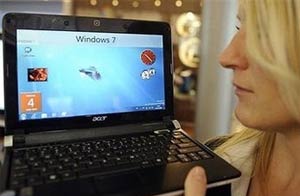 Una computadora con Windows 7 es exhibida en la feria de tecnología CeBIT en marzo de 2009/AFP