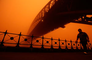 Un peatón pasa bajo el puente de Sidney/Reuters