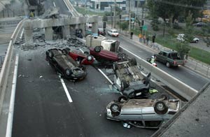 Autos volcados tras sismo en Chile/AP