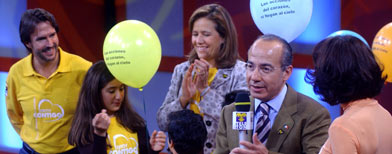 Felipe Calderón y familia asisten al Teletón / Notimex