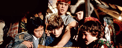 Ke Huy  Quan (aka Jonathan Ke Quan), Sean Astin, Josh Brolin, Corey Feldman,  Jeff Cohen, 1985, (c)Warner Bros./courtesy Everett Collection