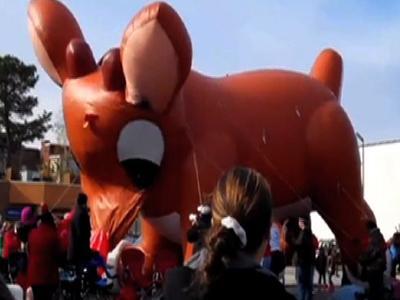Raw Video: Rudolph balloon pops during parade @ Yahoo! Video