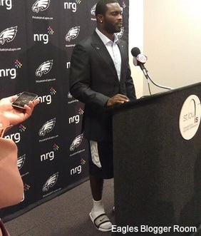 Photo: Vick wears shorts, sandals and a suit to press conference