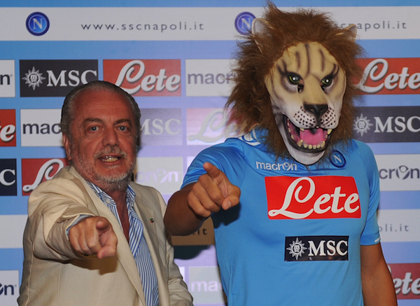 napoli_unveil_gokhan_inler_in_a_tiger_mask.jpg