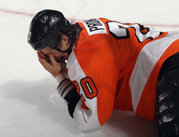 Video: Chris Pronger leaves game after taking stick to face