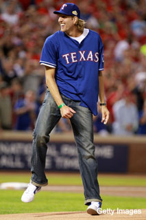 Dirk Nowitzki lends the Rangers some advice on how to pack