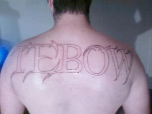 this_guy_got_a_tattoo_of_tim_tebows_name_across_his_back.jpg