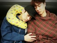 Kecapekan, Andy dan Eric Shinhwa Tidur dengan Pose Lucu di Ruang Tunggu