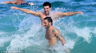 Marc Jacobs âu yếm người tình đồng tính trên bãi biển Marc_Jacobs__u_y_m_ng__i-ce782514f5e4111cc8a21eb00e3d5bfe