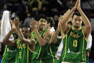 Time de basquete do Brasil comemora vitória sobre Porto Rico no Pré-Olímpico da Argentina, em setembro de 2011 (Foto: AP)