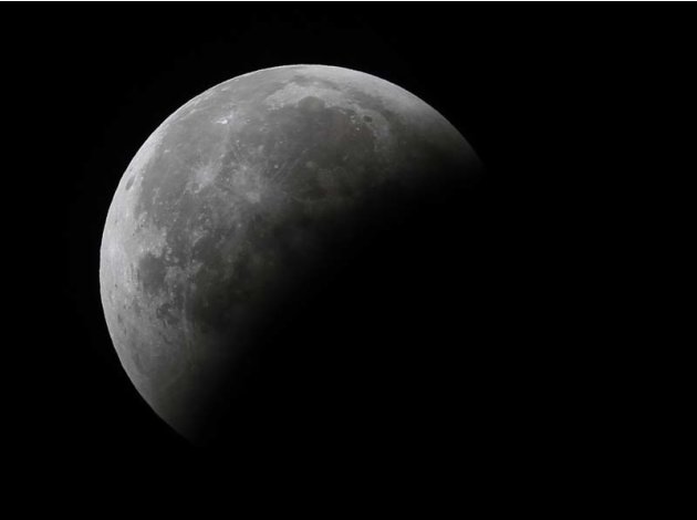 Raccolta foto dell'eclissi di Luna del 15 Giugno 2011  2011-06-15T235831Z-2089006531-GM1E76G0M9T01-RTRMADP-3-INDIA_074022