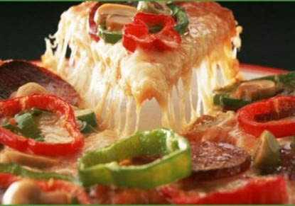 طريقة تحضير البيتزا بالجبنة الرومي 20121219105409