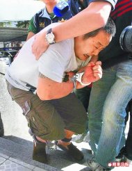 劉金龍遭移送時，面對媒體追問，趴地大喊：「人不是我殺的！」李俊淇攝