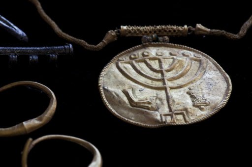 A picture taken on September 9, 2013 shows a gold medallion found during archaeological excavations at the foot of the southern wall of the Al-Aqsa mosque compound, known to Jews as Temple Mount, in the old city of Jerusalem