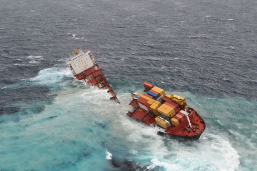 Le cargo Rena coupé en deux au large de Tauranga, en Nouvelle-Zélande le 8 janvier 2012