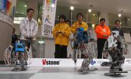 Disputa del primer maratón para robots organizado por la empresa tecnológica Vstone Co. en Osaka, Japón, el jueves 24 de febrero del 2011 (AP Foto/Shizuo Kambayashi)