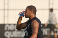 Adriano bebe água durante treino do Corinthians para o Campeonato Paulista 2012