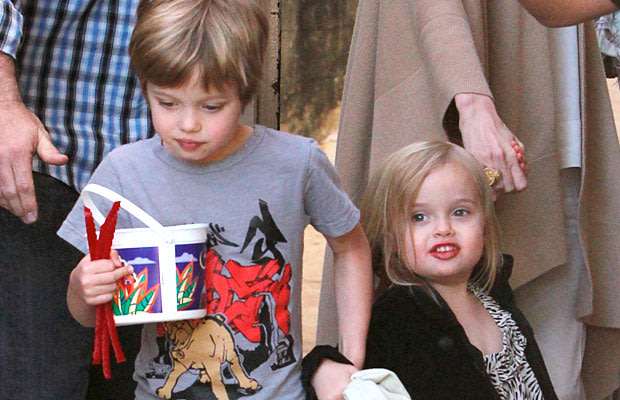 Vivienne and Shiloh Jolie-Pitt (rod-kmm-ionu/X17online.com)