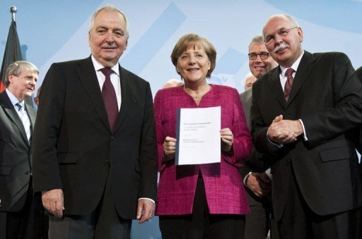 Angela Merkel, chanceler alemã, mostra informe redigido por comissão sobre energias seguras e sustentáveis