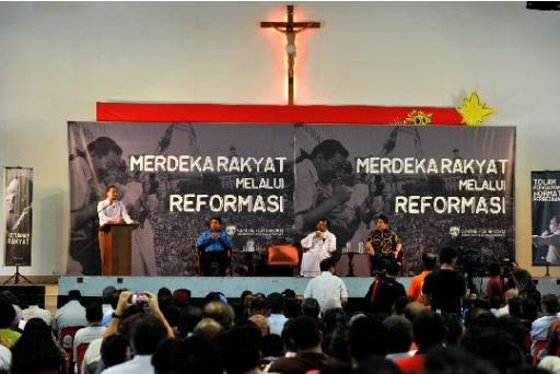 Anwar impresses congregation during visit to Holy Family church in Kajang