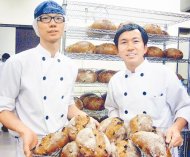 　目標2016▲吳寶春投注心力和財力培養台灣烘焙人才，訓練徒弟謝忠佑（左）進軍2016世界麵包比賽。（林秀麗攝）