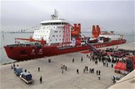 Un rompehielos se convirtió esta semana en el primer barco en salir de China y cruzar el océano Ártico, en un viaje que pone de manifiesto el creciente interés de Pekín en una región remota en la que el deshielo récord causado por el cambio climático podría abrir nuevas rutas comerciales. En la imagen, de 3 de noviembre de 2011, el rompehielos chino 'Xuelong', el primer barco chino en cruzar el Ártico. REUTERS/China Daily