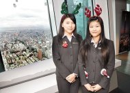 　　最高任務
　▲在台北101樓觀景台打工的學生陳怡均（右）戴佩玲（左），認為工作受益良多。（王英豪攝）