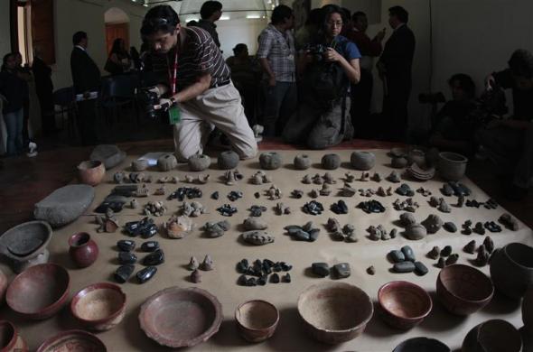 Potongan artefak arkeologi yang ditemukan Pemerintah Guatemala di Guatemala City 13 Juni 2012. Ada 440 potong yang ditemukan pada 2008 setelah dijual ke sebuah toko antik di Chichicastenango, di daera