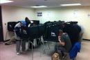Unas personas votan, este 6 de noviembre, en el centro Clerks Annex en Albuquerque, la ciudad más habitada del estado de Nuevo México. . EFE/Antonio Martín