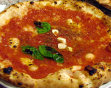 Pizza kiểu Napoli được xếp thứ 2. Trên thế giới có nhiều nơi làm pizza, nhiều kiểu làm pizza nhưng không kiểu pizza nào ngon hơn kiểu người thành phố Napoli ở Ý làm.