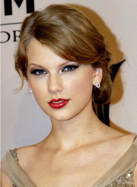 En esta imagen del 19 de septiembre del 2011, Taylor Swift llega a la ceremonia de premios de la Academia de la Música Country en Nashville, Tenesí. Swift ha sido coronada