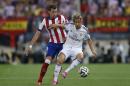 Real Madrid Fabio Coentrao from Portugal, right, duels for the ball with Atletico Madrid's Mario Mandzukic from Croatia during a Spanish Super Cup soccer match at the Vicente Calderon stadium in Madrid, Spain, Friday, Aug. 22, 2014 . (AP Photo/Daniel Ochoa de Olza)