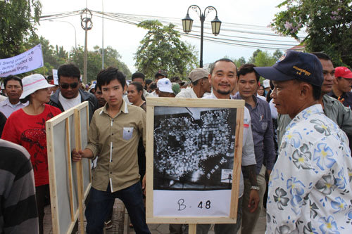 Hàng vạn người biểu tình phản đối cáo buộc trắng trợn về VN ở nhà tù Tuol Sleng Campuchia10-20130609-044050-567