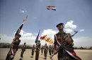 Soldados yemeníes escuchan el himno nacional durante un acto para recordar a las víctimas del atentado suicida del pasado 21 de mayo de 2012, en Saná (Yemen), hoy, domingo, 1 de julio de 2012. EFE