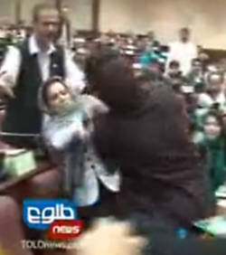 Bataille à mains nues entre deux députées afghanes Les-deux-femmes-se-battent-a-mains-nues_49090_w250
