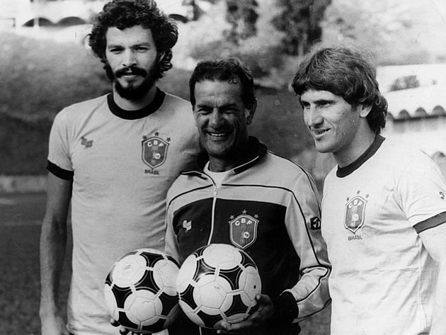16/05/1982. Durante a fase preparatória do Brasil para a Copa do Mundo de 82, o técnico Telê Santana (centro)   posa para foto junto dos jogadores Sócrates (esq.) e Zico.