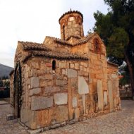 Βράχος καταπλάκωσε μάνα και κόρη σε προαύλιο εκκλησίας στο Άργος