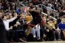 El alero del Heat de Miami LeBron James persigue un balón antes que salga de la cancha durante el juego contra los Raptors de Toronto del martes 5 de noviembre de 2013. (Foto de AP/The Canadian Press, Frank Gunn)