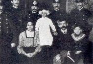 Enriqueta Martí, la vampiresa de Barcelona Teresita-Guitart-junto-a-sus-padres-su-hermano-y-los-policia-que-la-rescataron