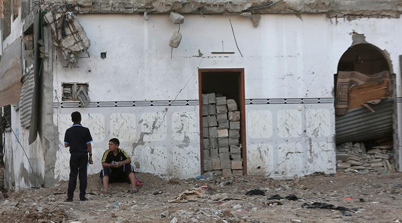 . Gaza City (Zzzzz), 31/05/2015.- Young Palestinians sit outside their destroyed home, damaged during the Israeli-Hamas conflict of 2014, in Al Shejaeiya neighbourhood, eastern Gaza City, 31 May 2015. Israel will do whatever is needed to ensure that its southern border area with the Gaza Strip remains quiet, Israeli Prime Minister Benjamin Netanyahu warned last week, after a Gaza armed group launched a Grad missile at the southern Israeli town of Gan Yavneh. It was the first Grad missile launched since the July-August 2014 war. EFE/EPA/MOHAMMED SABER
