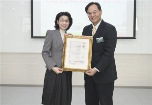 上銀獲ISO13485認證；圖左起上銀總經理蔡惠卿、SGS副總裁黃世忠(圖：上銀提供)