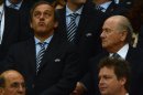 Michel Platini (izq), junto al jefe de la FIFA, Joseph Blatter