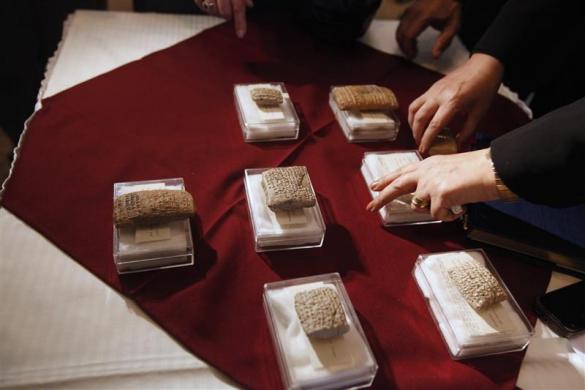 Tablet tanah liar dari era Sumeria ditampilkan di Kementerian Luar Negeri Irak di Baghdad, 30 Januari 2012.