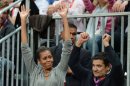 Michelle Obama hace la ola en un partido de baloncesto EEUU-Francia