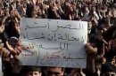Un manifestante sirio muestra una pancarta con el mensaje 