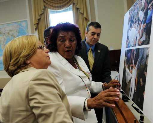 EFE/EUA CARIBE SHM17 - WASHINGTON (DC, EEUU), 12/07/2011.- La legisladora republicana por Florida Ileana Ros-Lehtinen (i.) escucha las explicaciones de Reina Luisa Tamayo (c), madre del fallecido disidente cubano Orlando Zapata y miembro del grupo opositor "Damas de Blanco", hoy, martes 12 de julio 2011, durante un encuentro con los congresistas estadounidenses en un salón de la Cámara de Representantes en Washington, DC. La activista, que emigró de la isla con 12 familiares y una urna con las cenizas de su hijo, pidió hoy en el Congreso que Estados Unidos "apriete las tuercas" al embargo contra el régimen castrista, al que responsabilizó por el "asesinato premeditado" de su hijo. EFE/Lenin Nolly