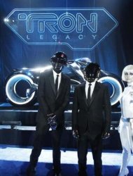 El dúo francés de electrónica Daft Punk mantuvo la primera plaza de las listas de sencillos en Reino Unido por segunda semana consecutiva, dejando segunda "Waiting All Night", del cuarteto londinense de 'drum and bass' Rudimental. En la imagen de archivo, los músicos Thomas Banglater y Guy-Manuel de Homem-Christo de Daft Punk posan en el estreno de la película "TRON: Legacy" en Hollywood, California, el 11 de diciembre de 2010. REUTERS/Danny Moloshok