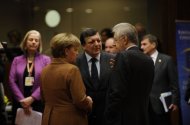 Angela Merkel, José Manuel Durão Barroso e Mario Monti conversam na cúpula de Bruxelas
