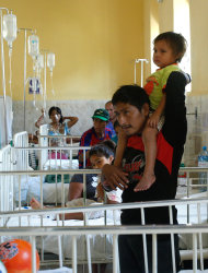 Leonidas Pacunda carga en los hombros a su hijo de tres años Isbac Pacunda, a quien se le diagnosticó con un caso de gemelo parásito, conocido como "Fetus in fetu", en el hospital de Las Mercedes en Chiclayo, Perú, el sábado 28 de enero de 2012.(Foto AP/Karel Navarro)