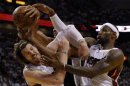 Mike Miller (izq) y LeBron James, de Miami Heat, luchan con Tim Duncan, de los Spurs, este 19 de junio de 2013.
